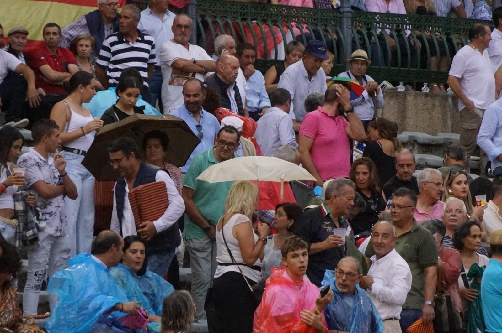 Expectación por ver los caballos de rejoneo en La Glorieta: imágenes del ambiente en los tendidos y en el patio de cuadrillas