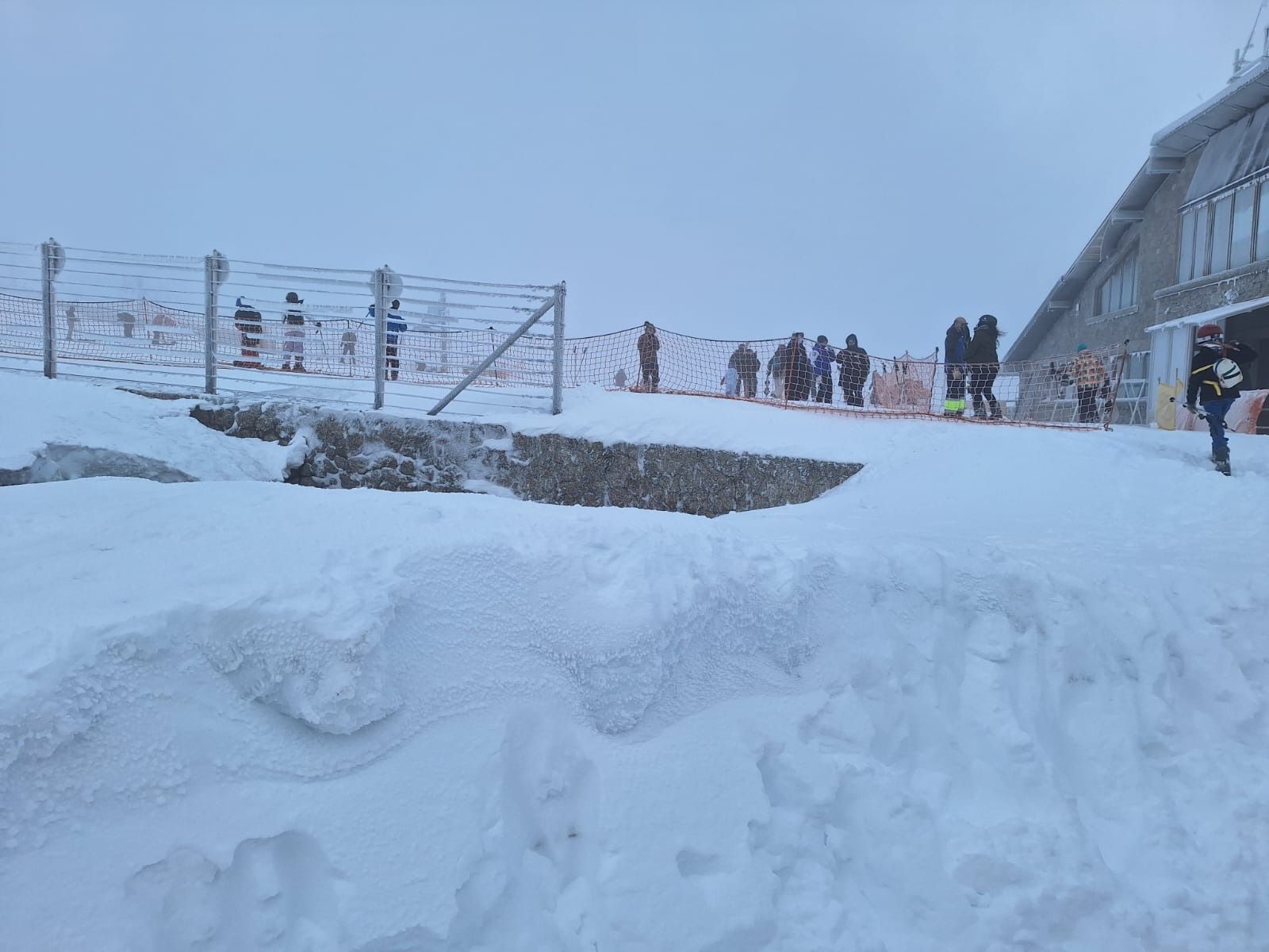 La nieve devuelve la blanca vida a La Covatilla