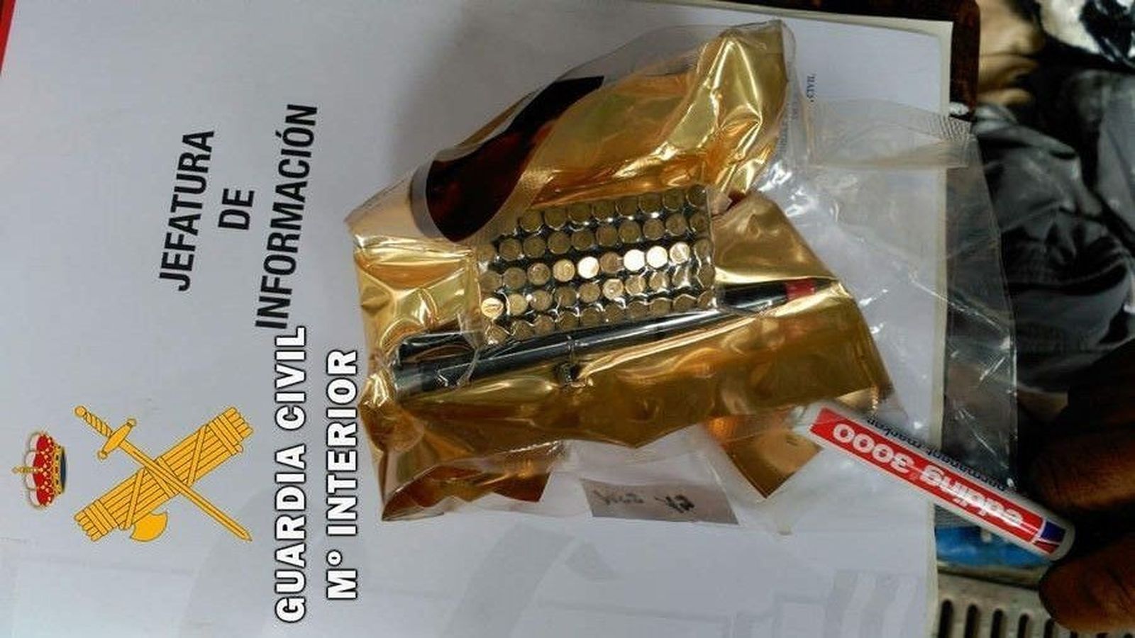 Expertos en la fabricación de armas artesanales, incluso bolígrafos pistola