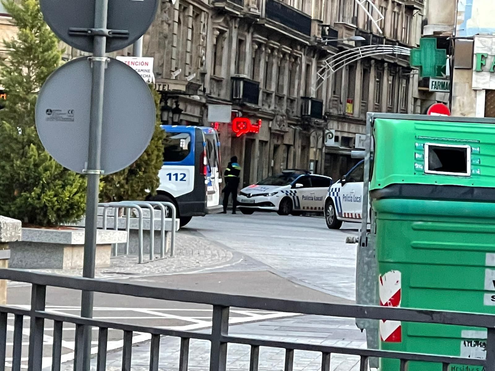 Policía Local en la calle Azafranal (2)