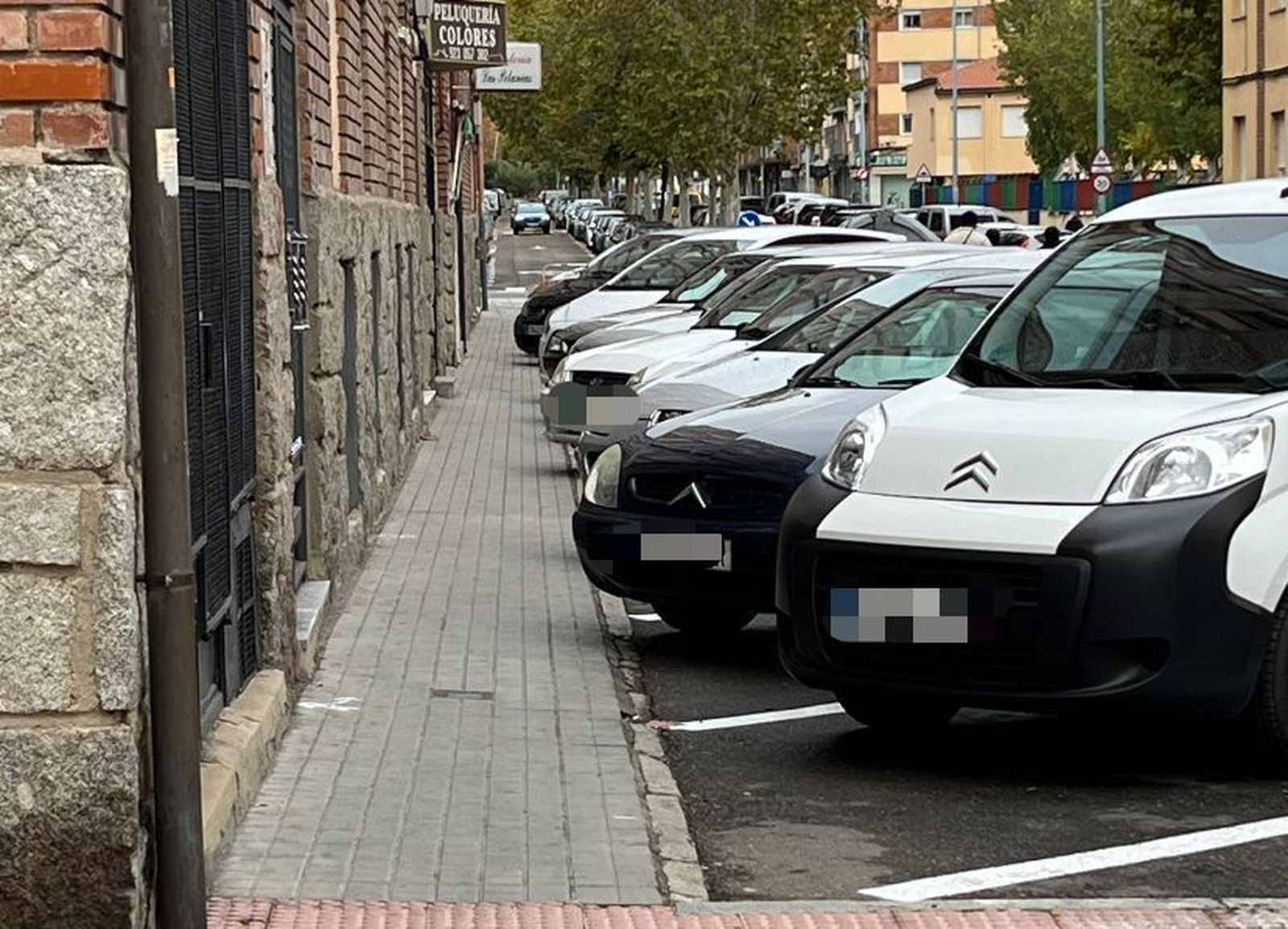 Quejas por un aparcamiento en batería en el paseo de los Robles