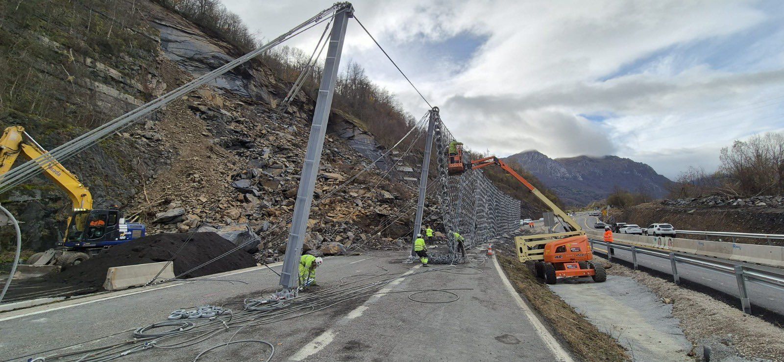 Fotografía de las obras de la AP-66. Fotografía 'X' de Óscar Puente.