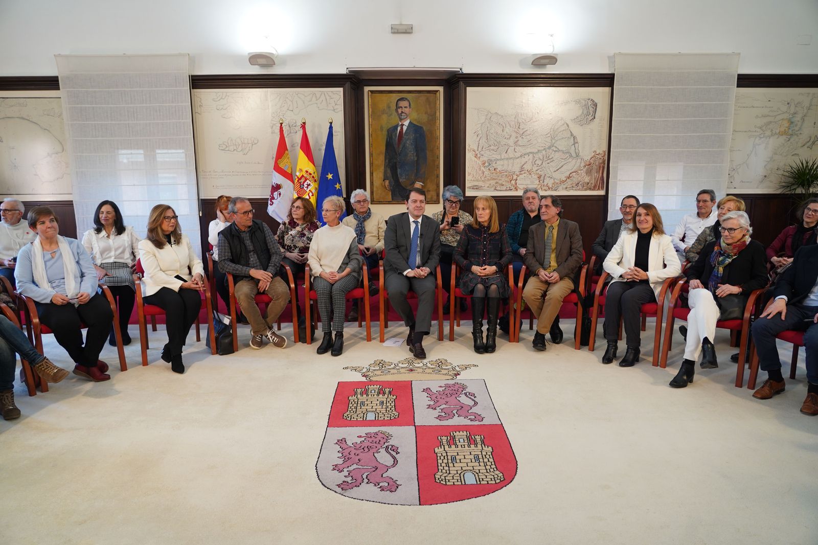 El presidente de la Junta mantiene un encuentro con profesores y maestros honoríficos de la Comunidad en una foto de archivo - Rubén Cacho (ICAL)