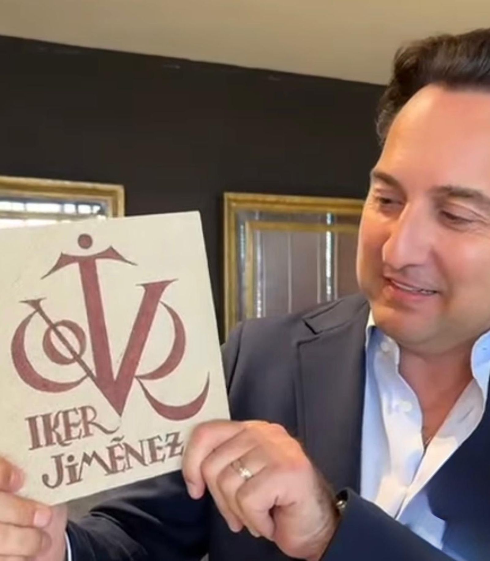 Iker Jiménez posa junto a su Vítor