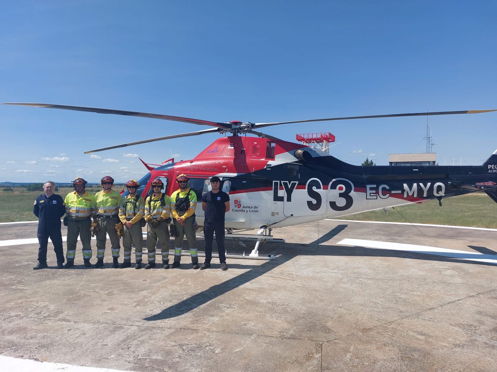Brigada helitransportada de la base de Guadramiro LY-S3. Foto @naturalezacyl Brigada helitransportada de la base de Guadramiro LY-S3. Foto @naturalezacyl