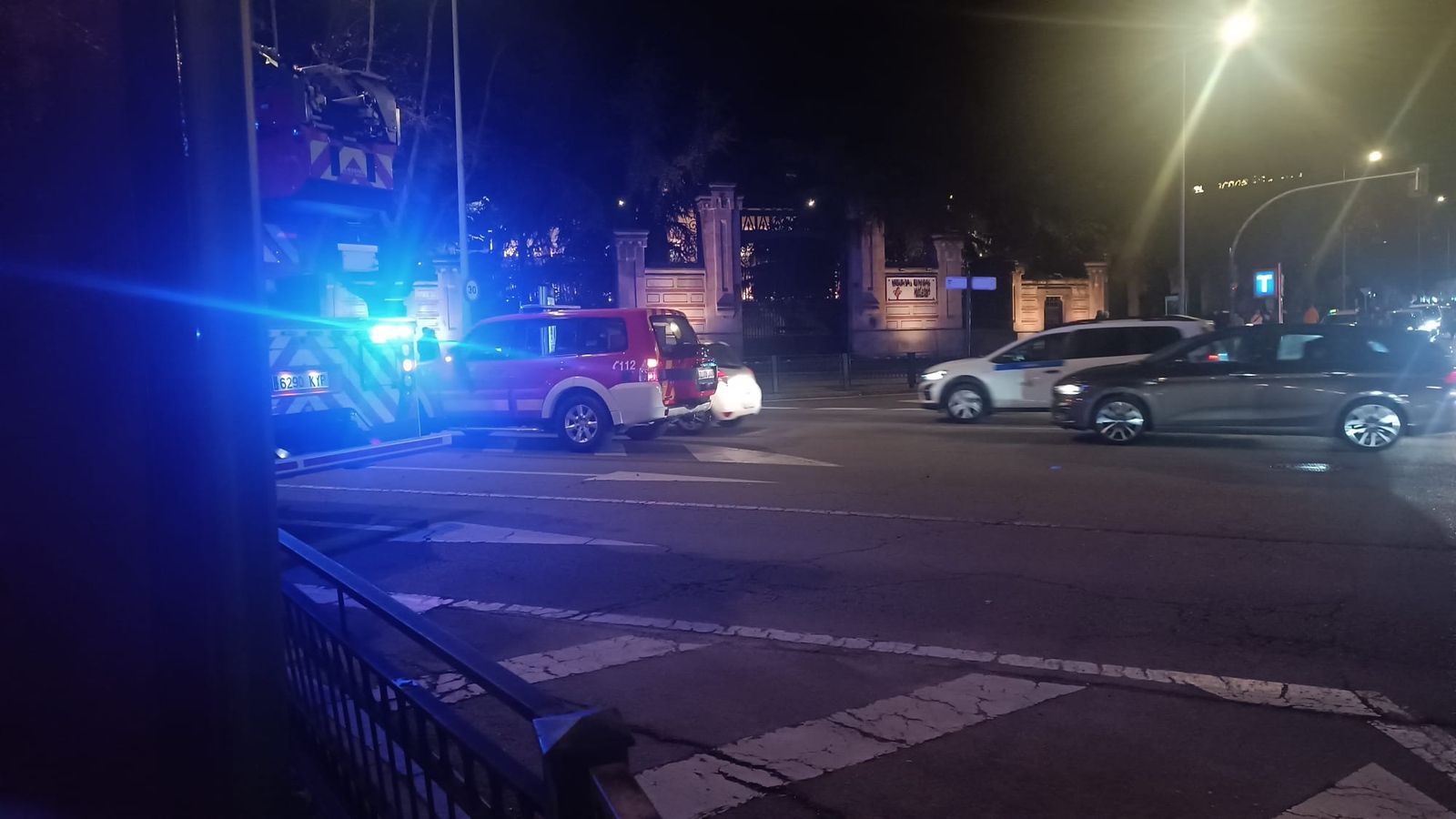 Un patinete se incendia dentro de un escaparate en el paseo de Carmelitas (13)