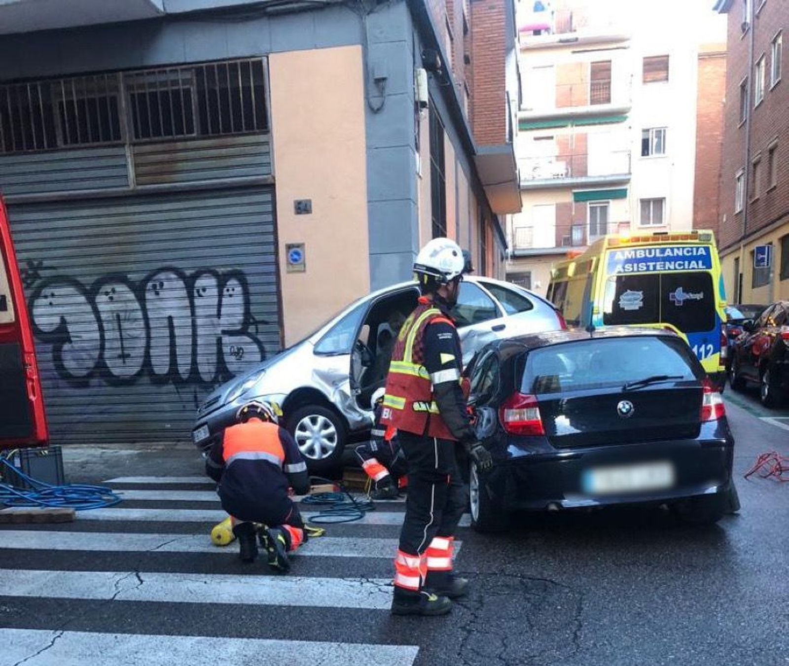 Accidente entre dos vehículos en el cruce de la calle Los Hidalgos con Fernando de Rojas
