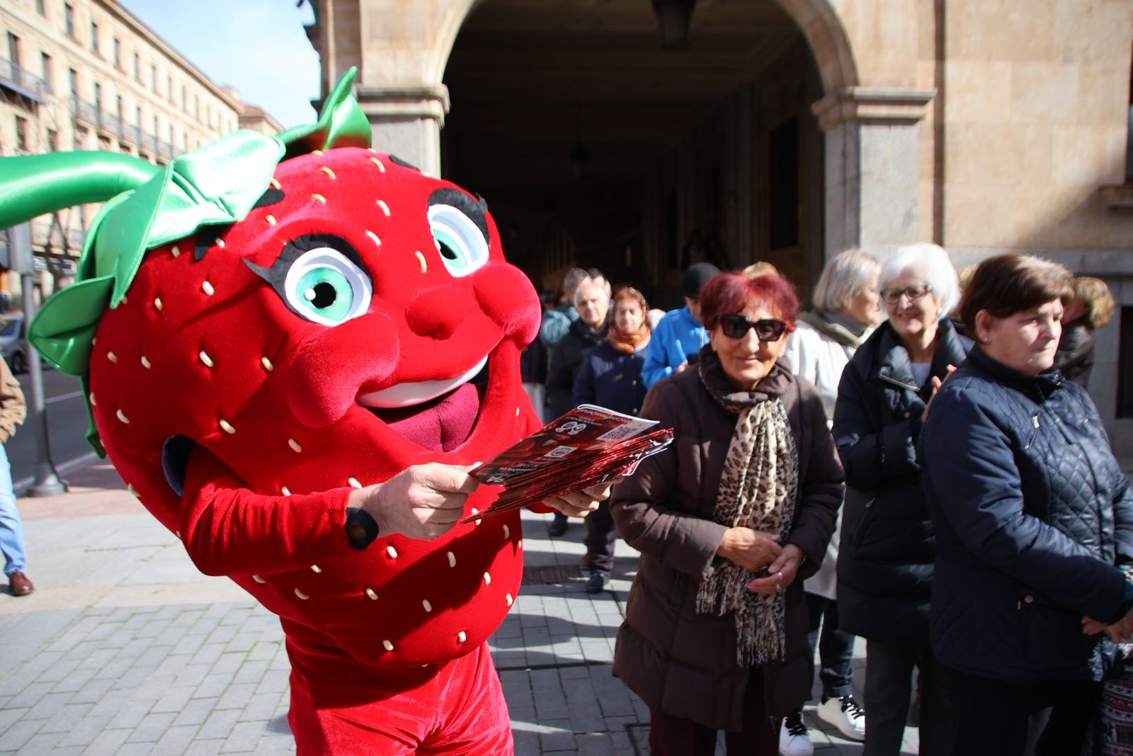 UPA reparte 700 tarrinas de fresas