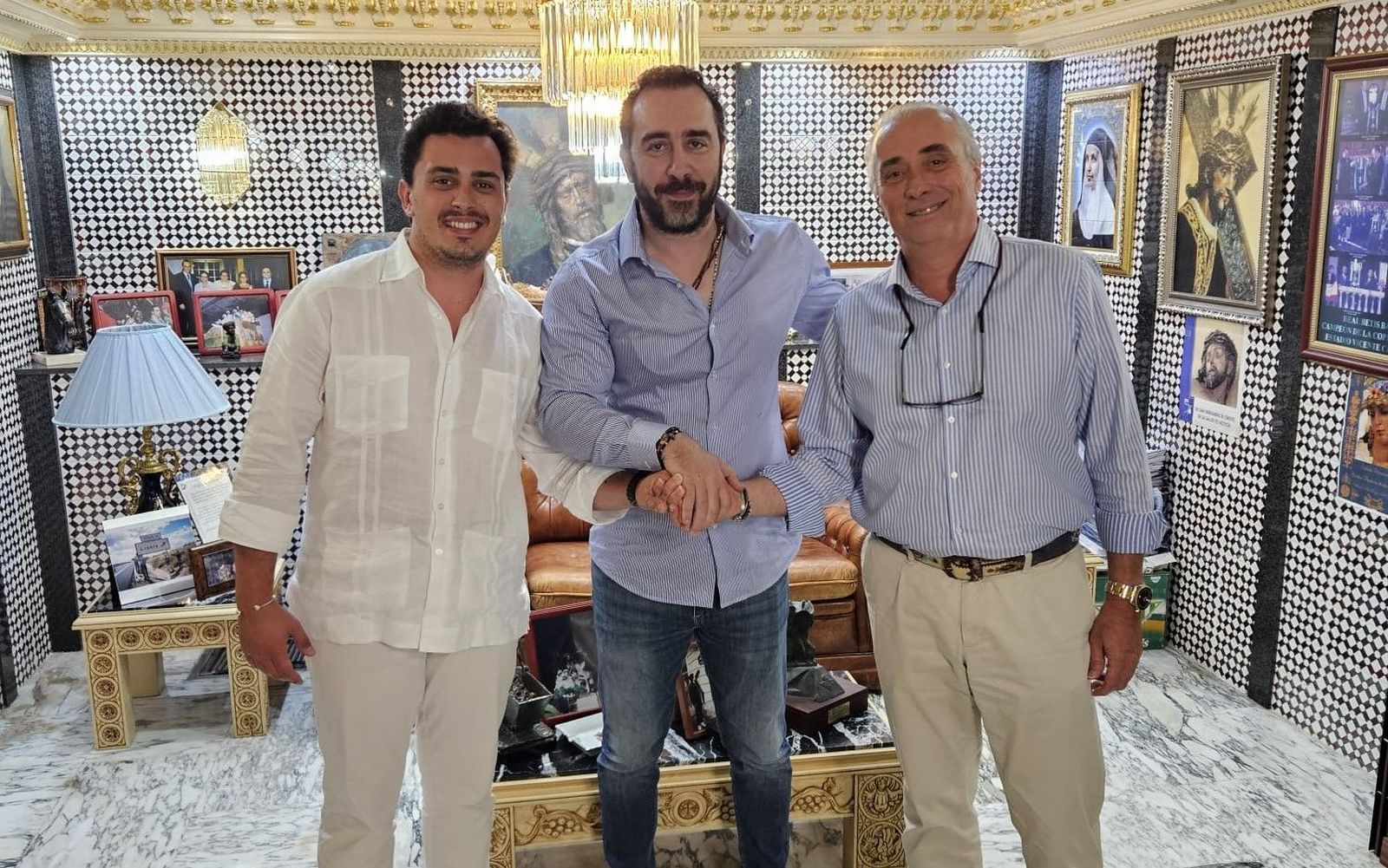 Víctor de Almada y Javier Páez tras la firma