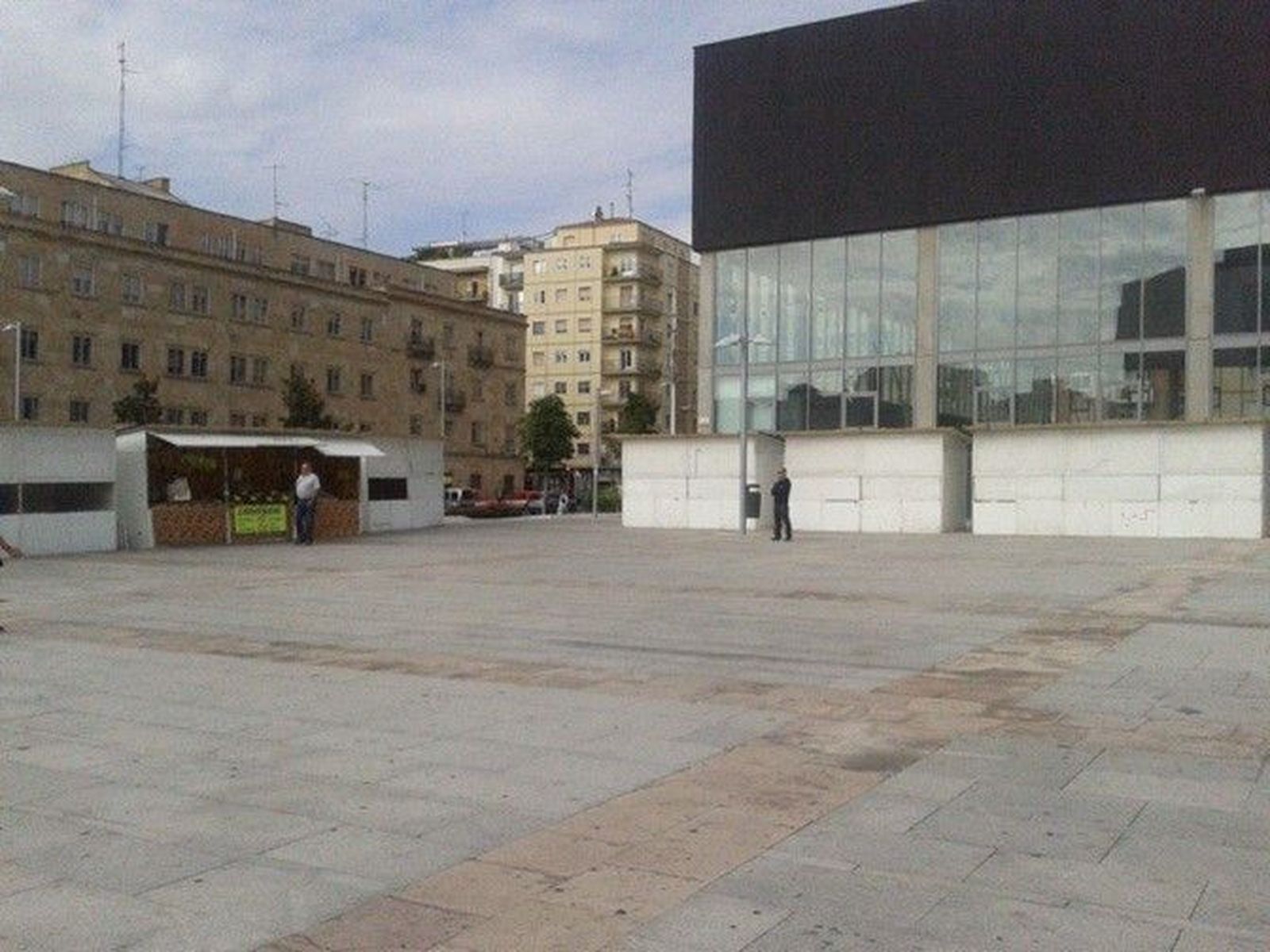 Los puestos de la plaza de la Concordia cierran por falta de ventas