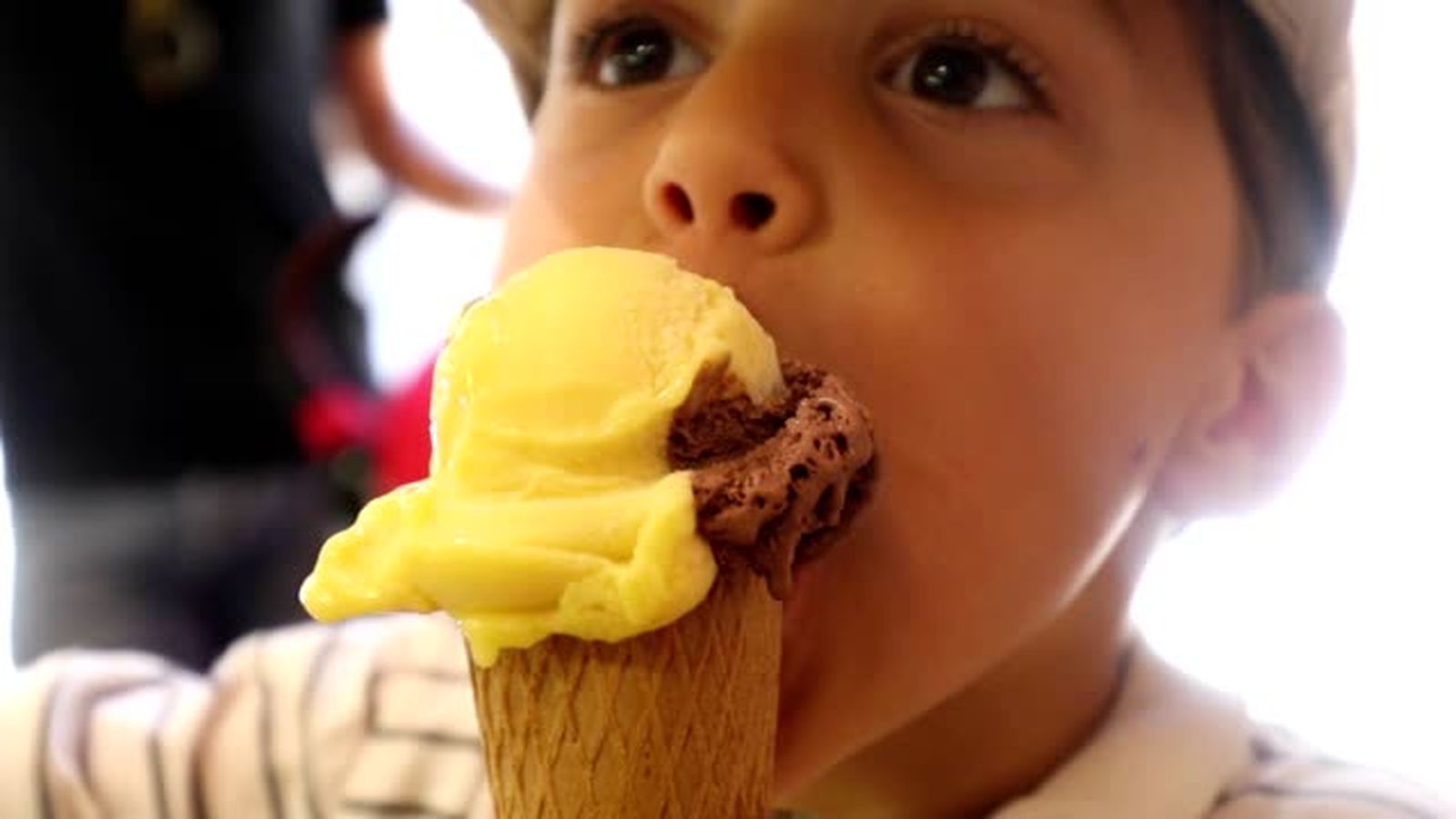 Niño comiendo un helado FOTO iStock