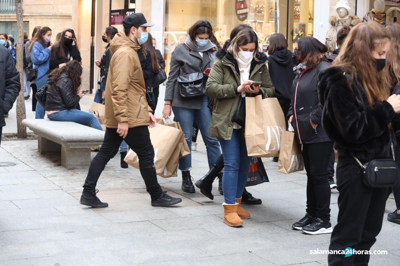 Gente paseando por la calle con mascarilla durante la pandemia del Covid-19 en Salamanca