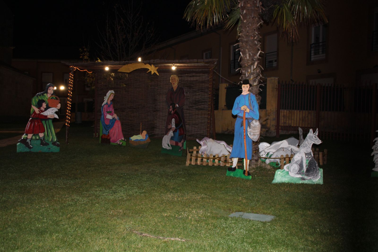 Iluminación y decoración navideña en Castellanos de Moriscos (18)