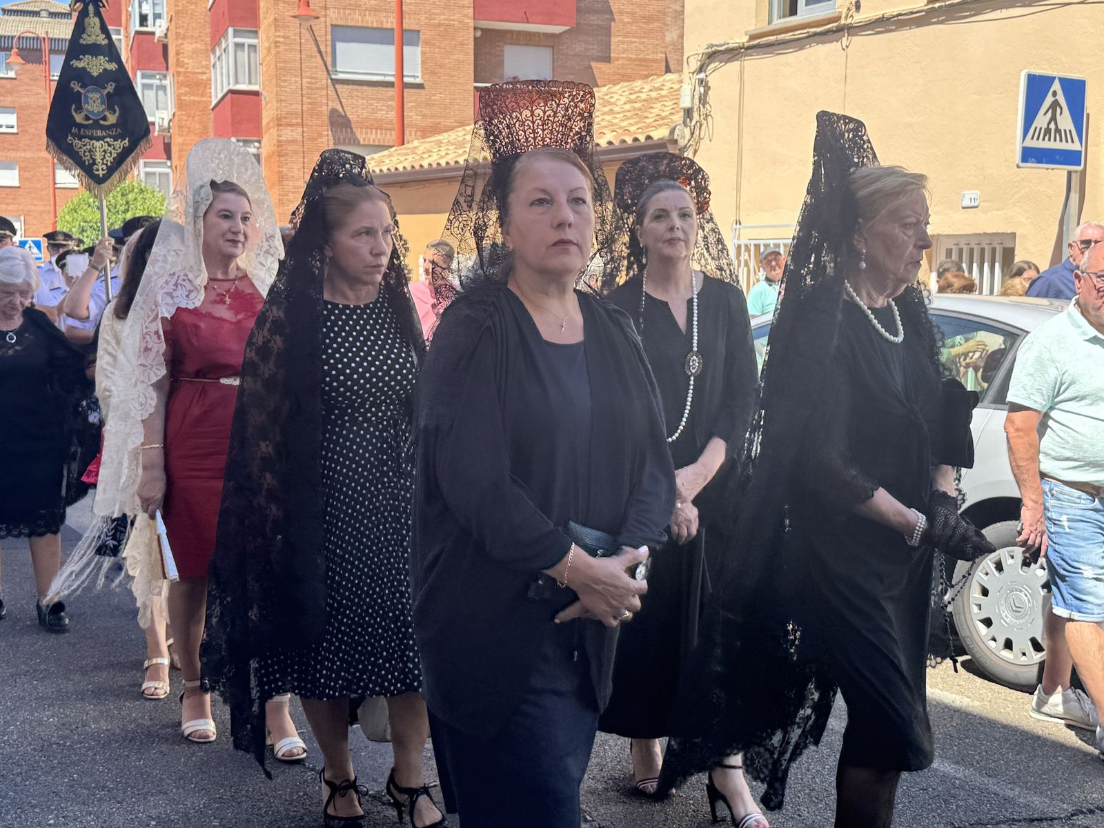 Misa solemne en honor a Santa Marta y a continuación procesión y vino español en el paseo fluvial.