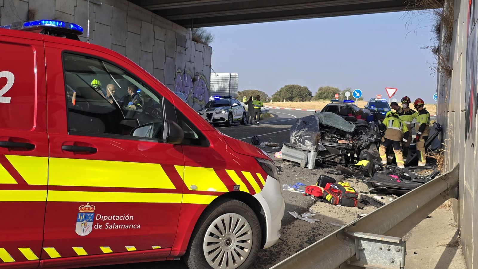Un vehículo se precipita a unos siete metros de altura desde la A-66 a la N-630