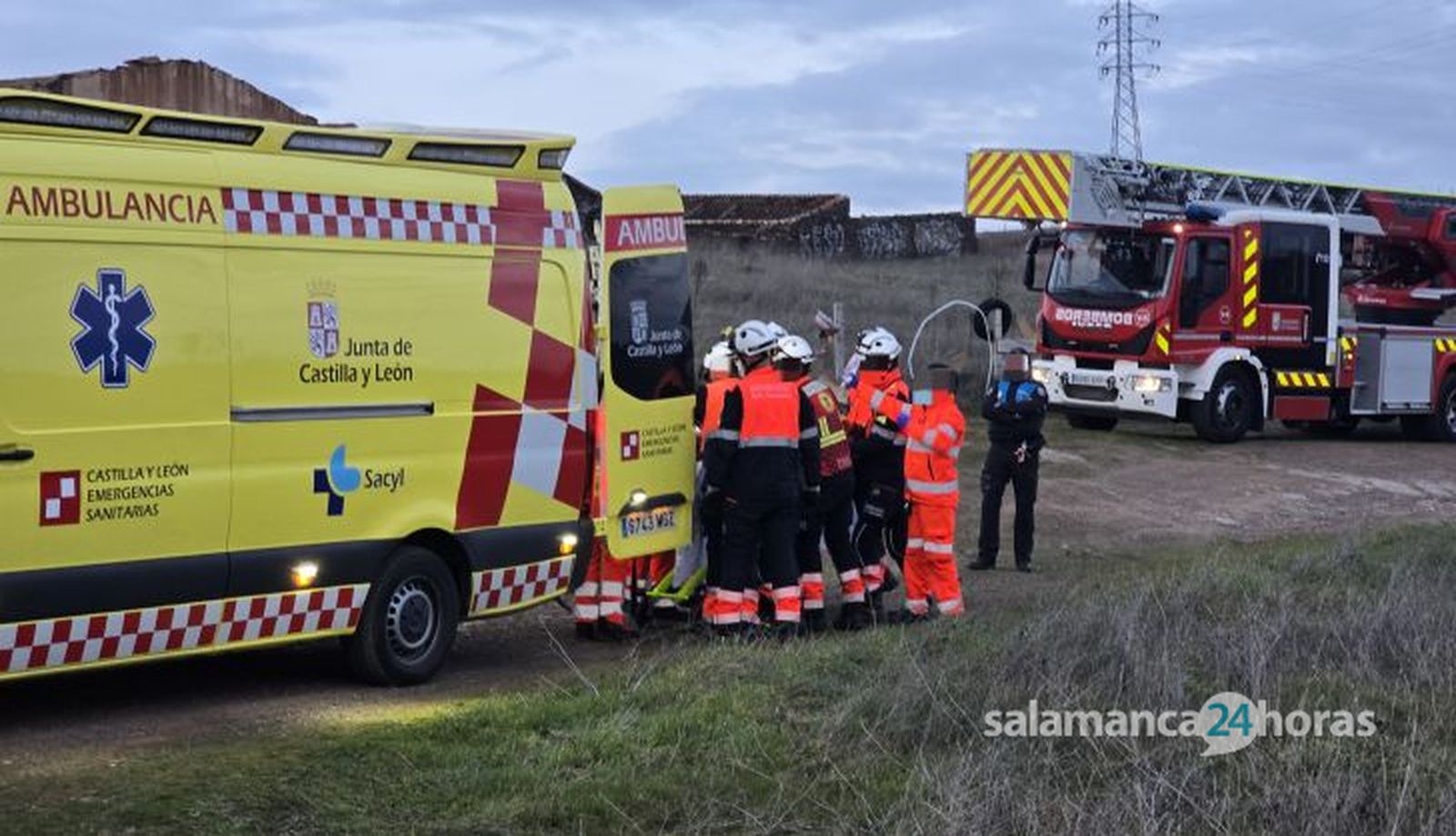 Bomberos y ambulancia en los entornos del antiguo puente ferroviario de La Salud. Fotos Andrea M. Bomberos y ambulancia en los entornos del antiguo puente ferroviario de La Salud. Fotos Andrea M.