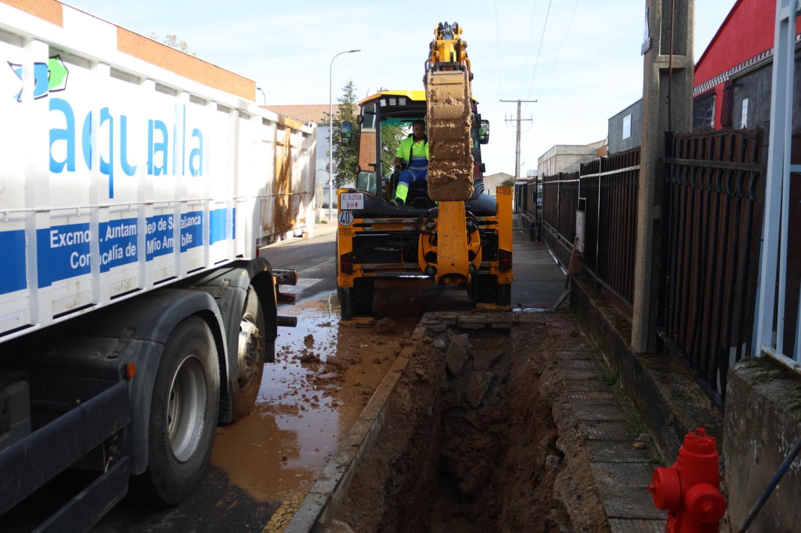 Un reventón de tubería en El Montalvo causa estragos durante la mañana de este domingo