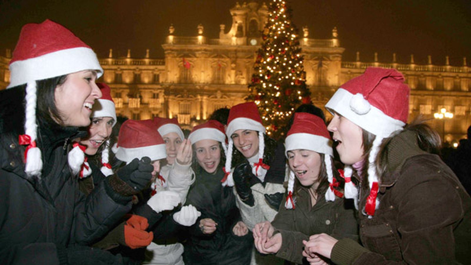 Miles de estudiantes de Salamanca se concentraron ayer en la plaza mayor de la ciudad para despedir el aÃ±o. Mientras sonaban las campanadas comieron 12 gominolas algunos y otros con las tradicionales uvas.
Foto: David Arranz.