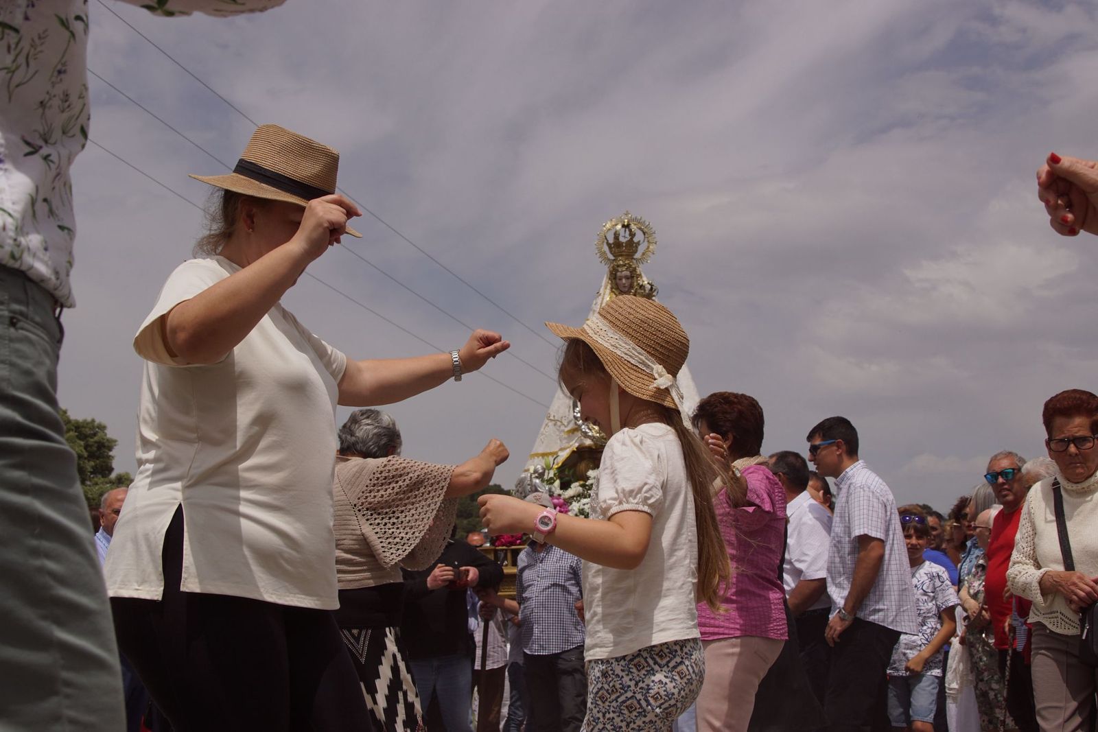 Valdejimena sale a los campos en su romería para honrar a su patrona