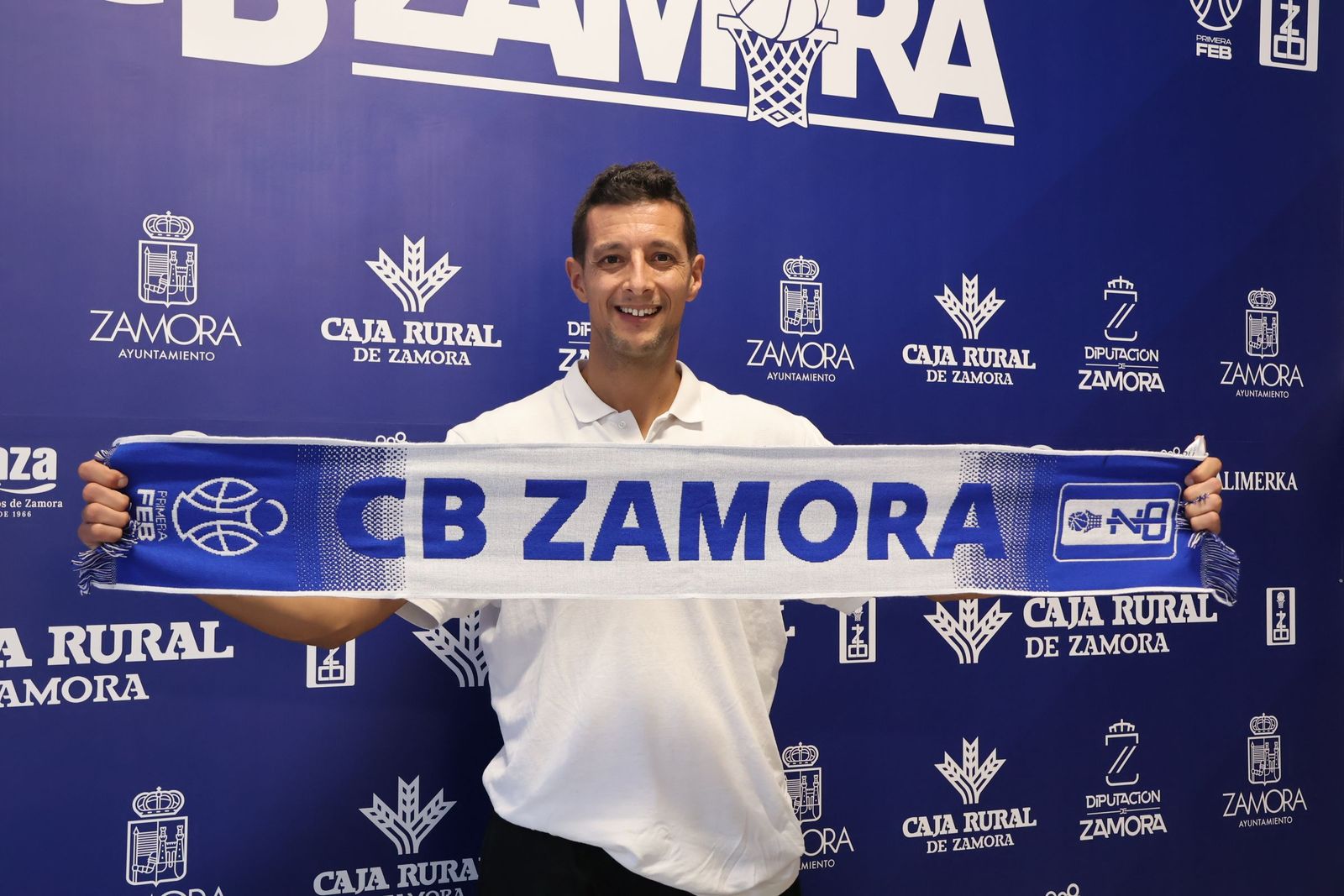 Saulo Hernández posa con la bufanda del CB Zamora