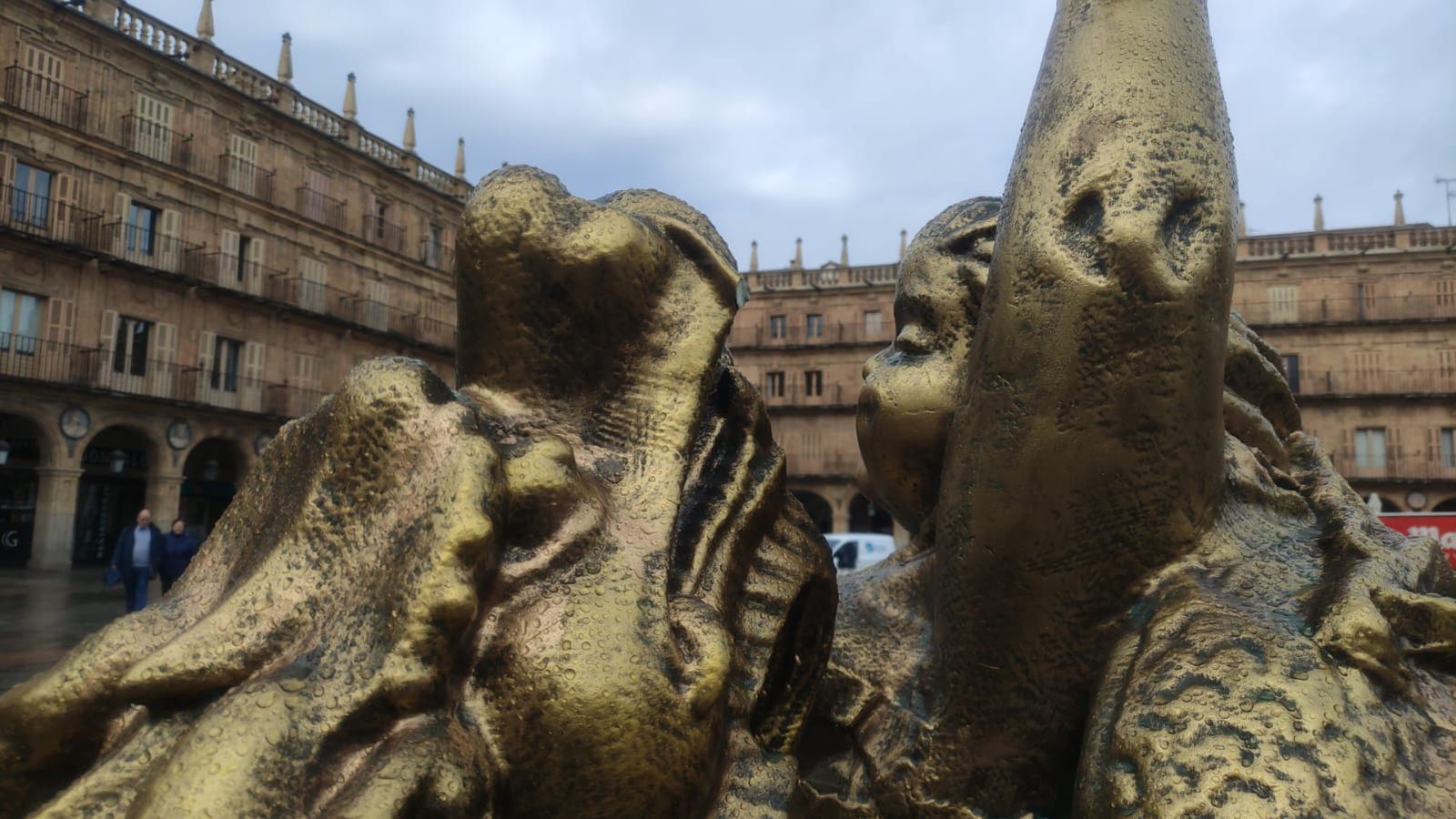 Las estatuas del escultor chino, Xu Honfei, amanece sin bigote una vez más. 9 de febrero de 2024