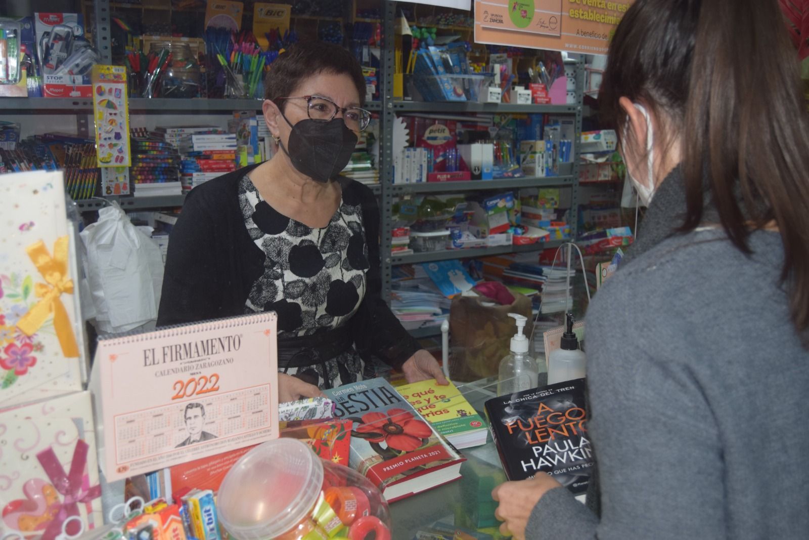 Pilar atiende a una clienta