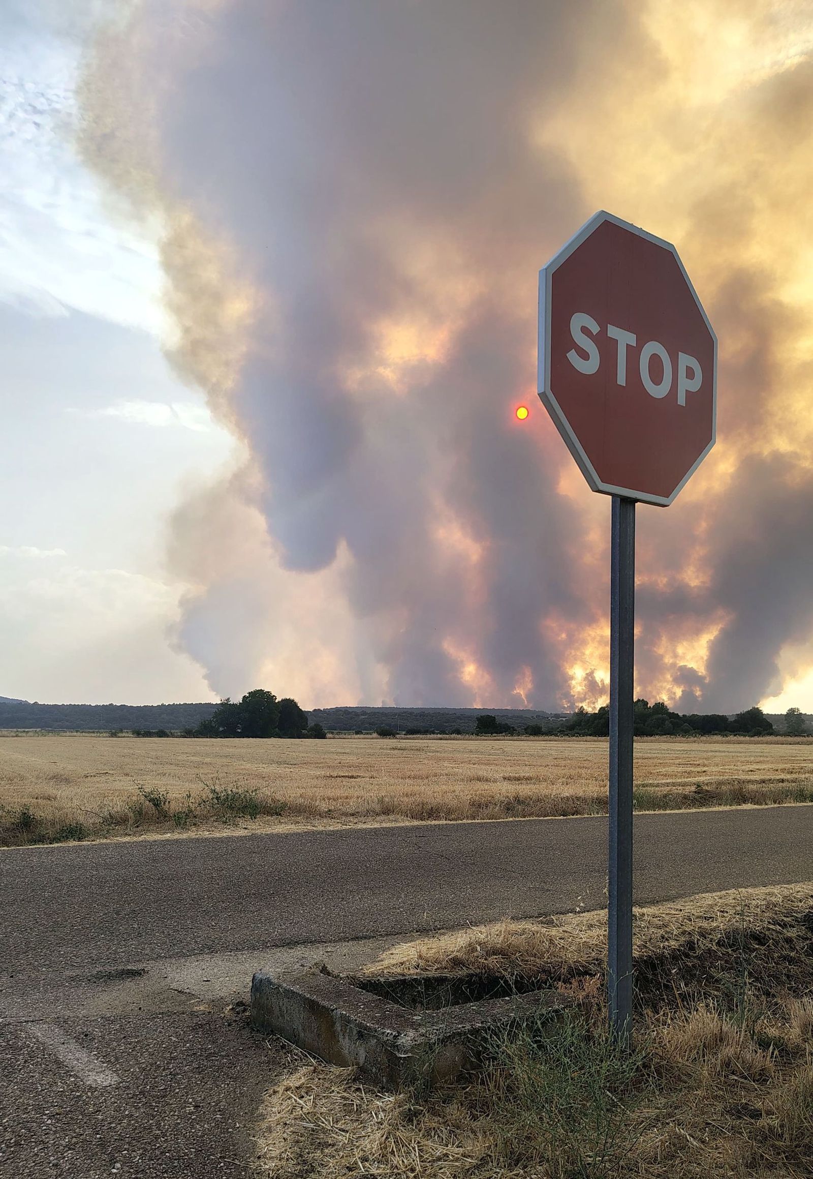 Incendio forestal en Molezuelas de la Carballeda (Zamora), vist desde Alcubillas de Nogales, uno de los pueblos desalojados por este incendio