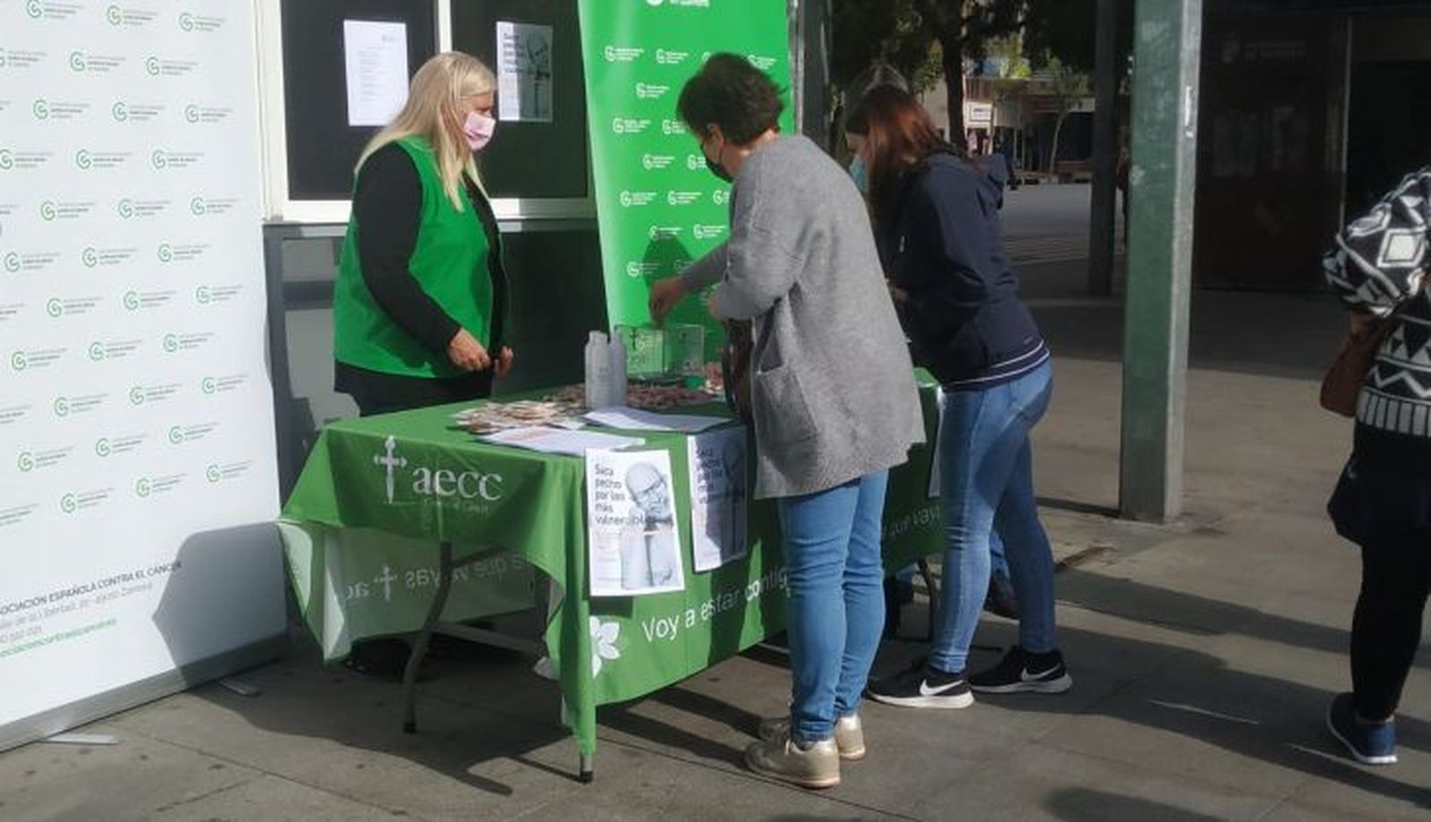 AECC Zamora repartiendo lazos en Santa Clara (10)