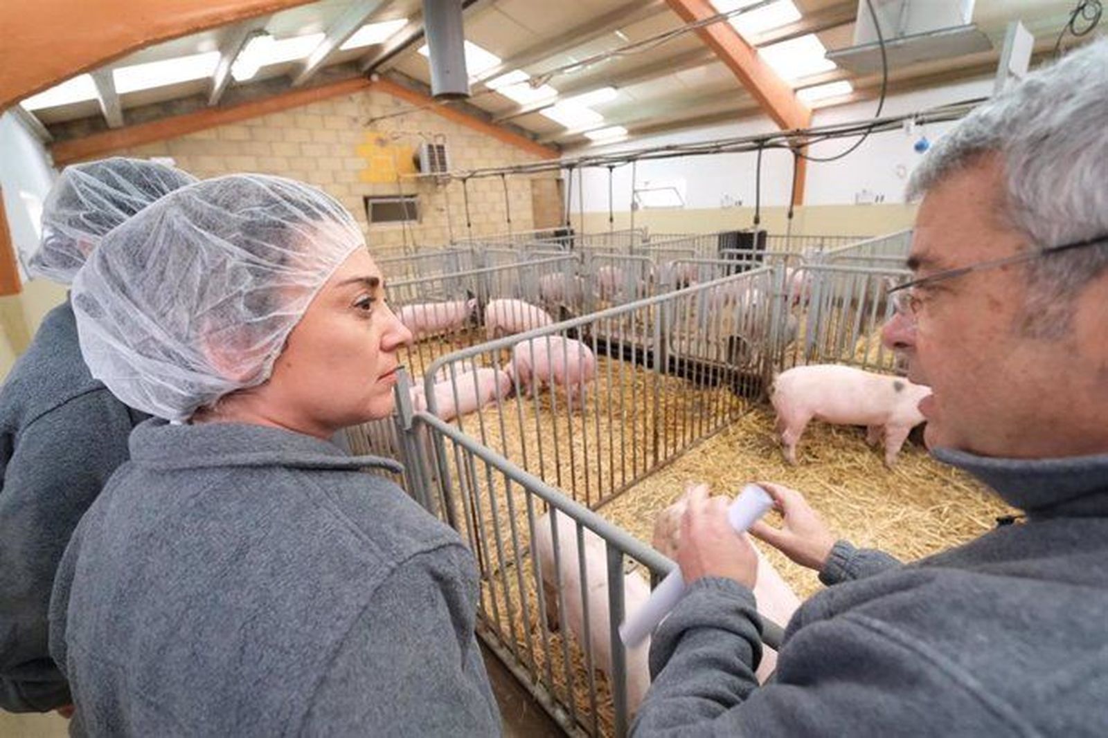 González Corral en la visita al centro de pruebas del porcino de CyL. Foto JuntaCyL
