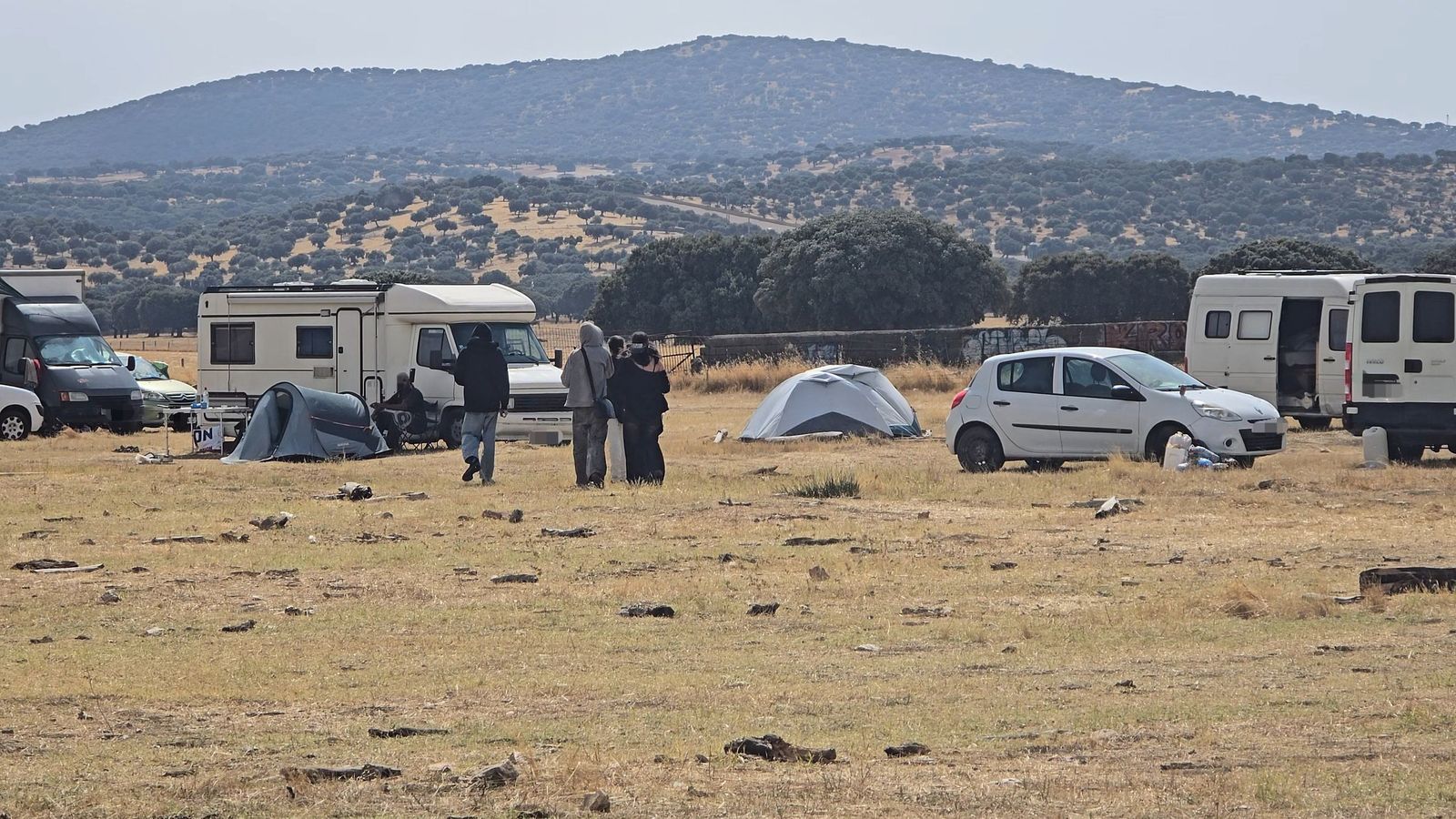 Últimas personas en abandonar la rave junto al embalse de Santa Teresa