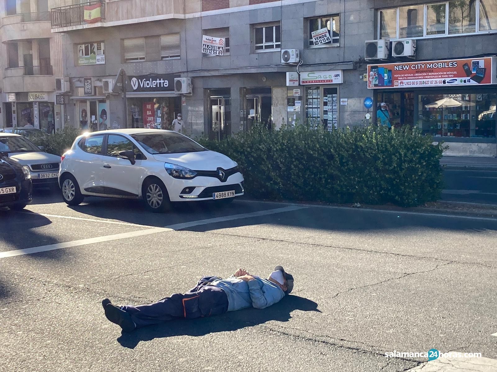 Hombre tumbado en la Puerta de Zamora 2
