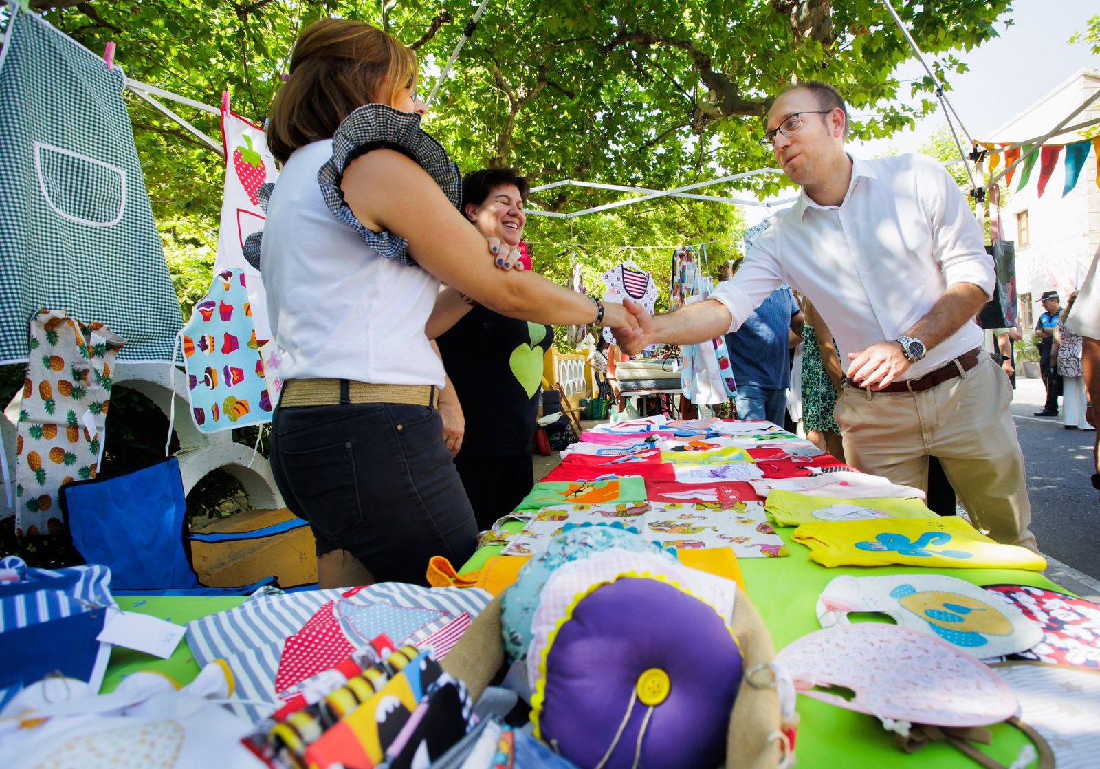 Marcos Iglesias, alcalde de Ciudad Rodrigo, en unos puestos comerciales en el Martes Chico DE 2022. FOTO Vicente  ICAL