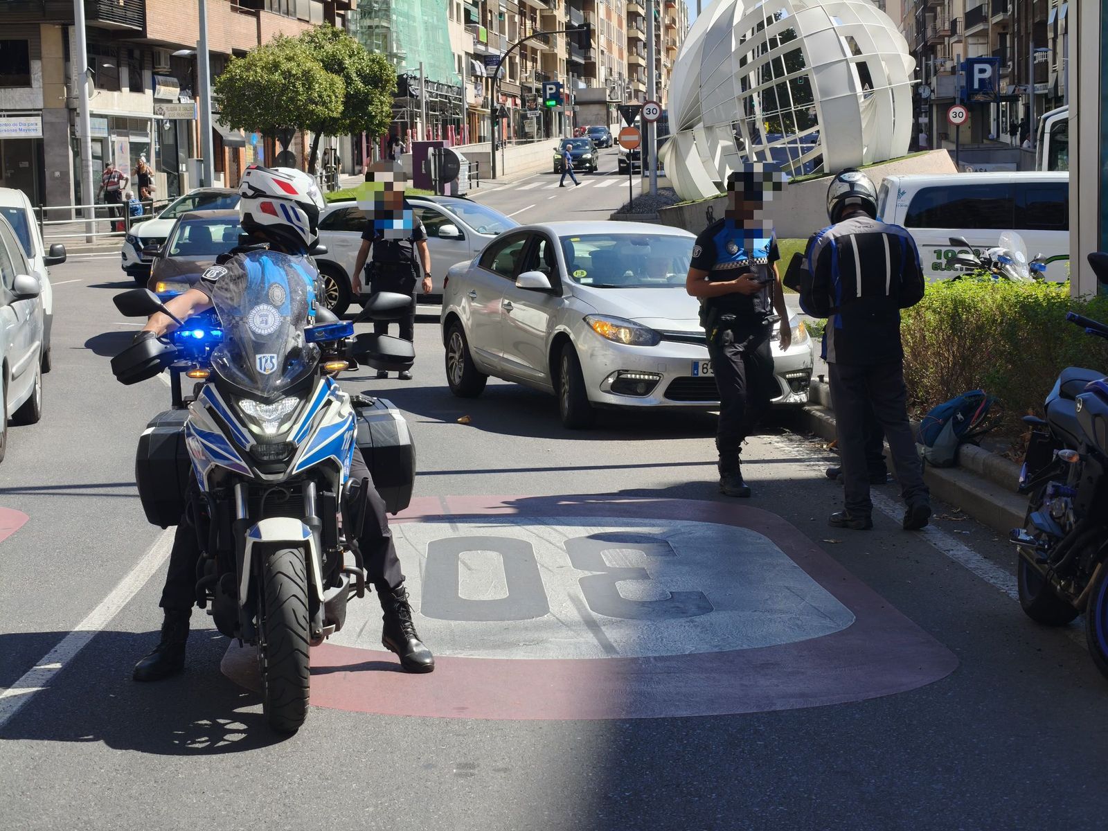 Colisión entre un turismo y una motocicleta en la avenida de Portugal