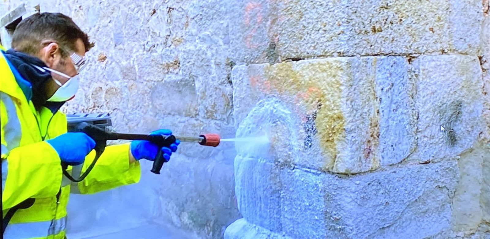 Así avanzan los trabajos de limpieza de las pintadas vandálicas en la muralla de Zamora