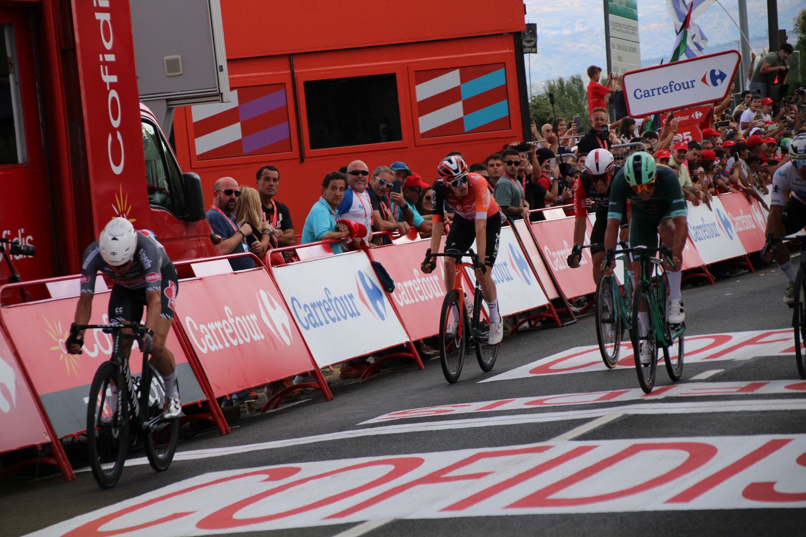 La Vuelta llega a Guijuelo y Philipsen se lleva el esprint