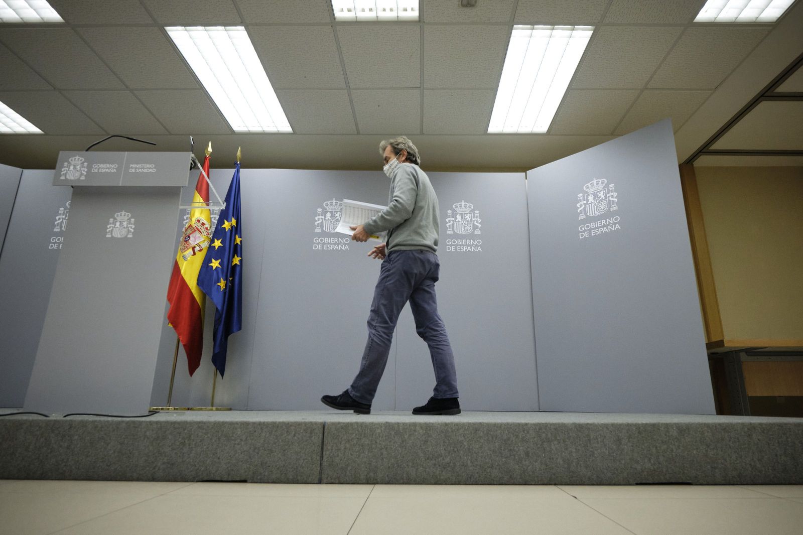 El director del Centro de Coordinación de Alertas y Emergencias Sanitarias (CCAES), Fernando Simón, ofrece una rueda de prensa para informar sobre la evolución de la pandemia de coronavirus, en el