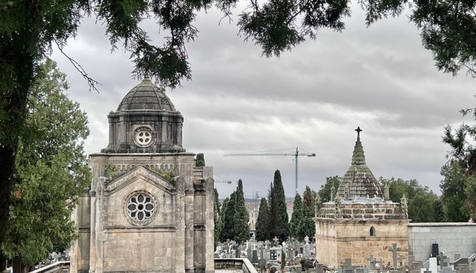 Panteones de 'La Corneja' (izquierda) y de la familia Olivera (derecha) 