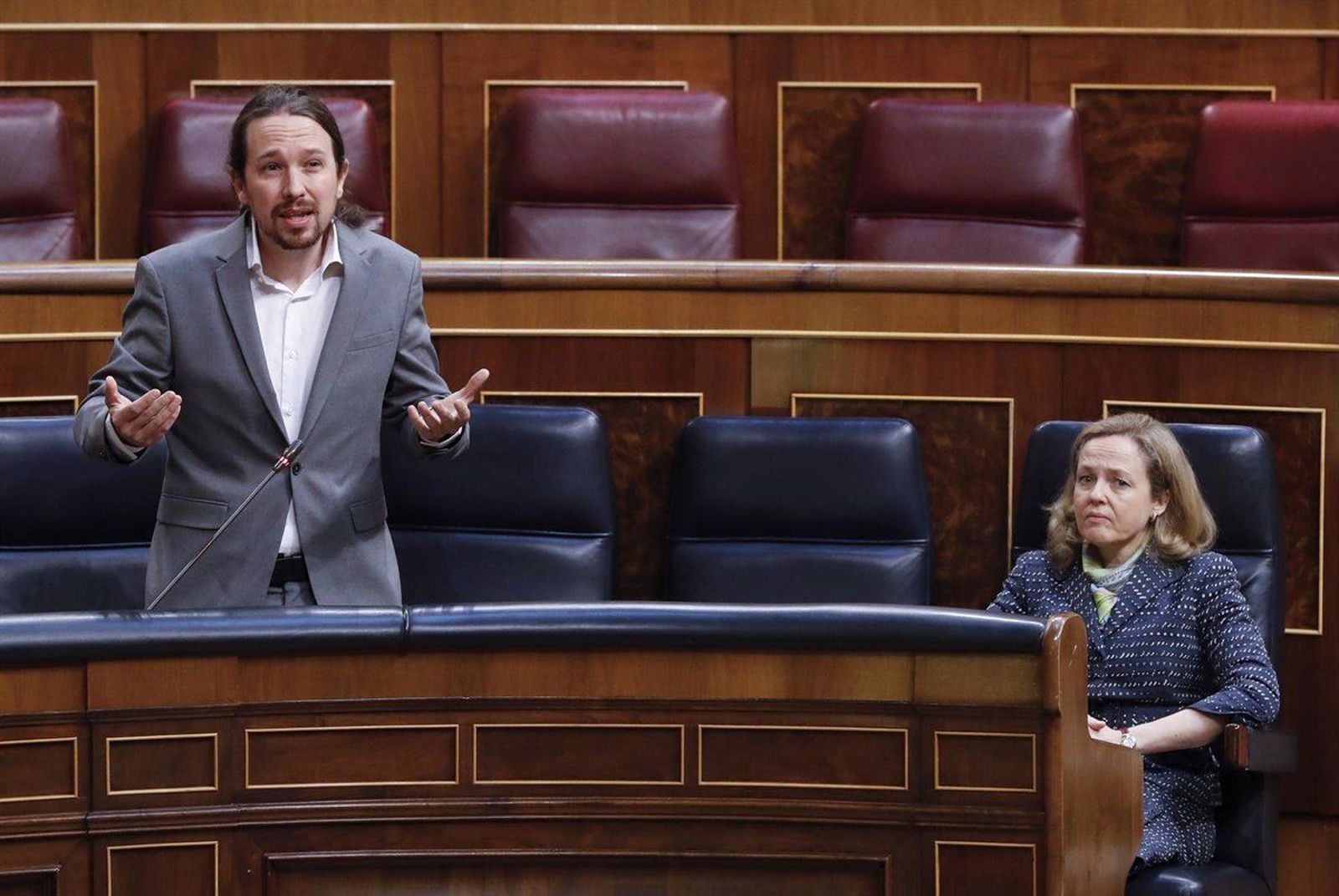 El vicepresidente segundo del Gobierno, Pablo Iglesias, durante una sesión de Control al Ejecutivo que se celebra en el Congreso. Junto a él, la vicepresidenta económica, Nadia Calviño