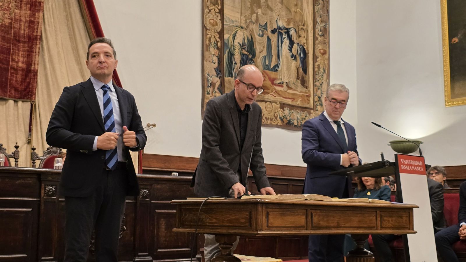 El rector de la Universidad de Salamanca preside el acto de toma de posesión de nuevos cargos académicos y del personal docente e investigador