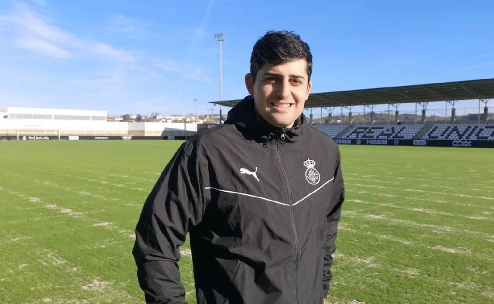 Víctor Martín posa con la equipación del Real Unión de Irún
