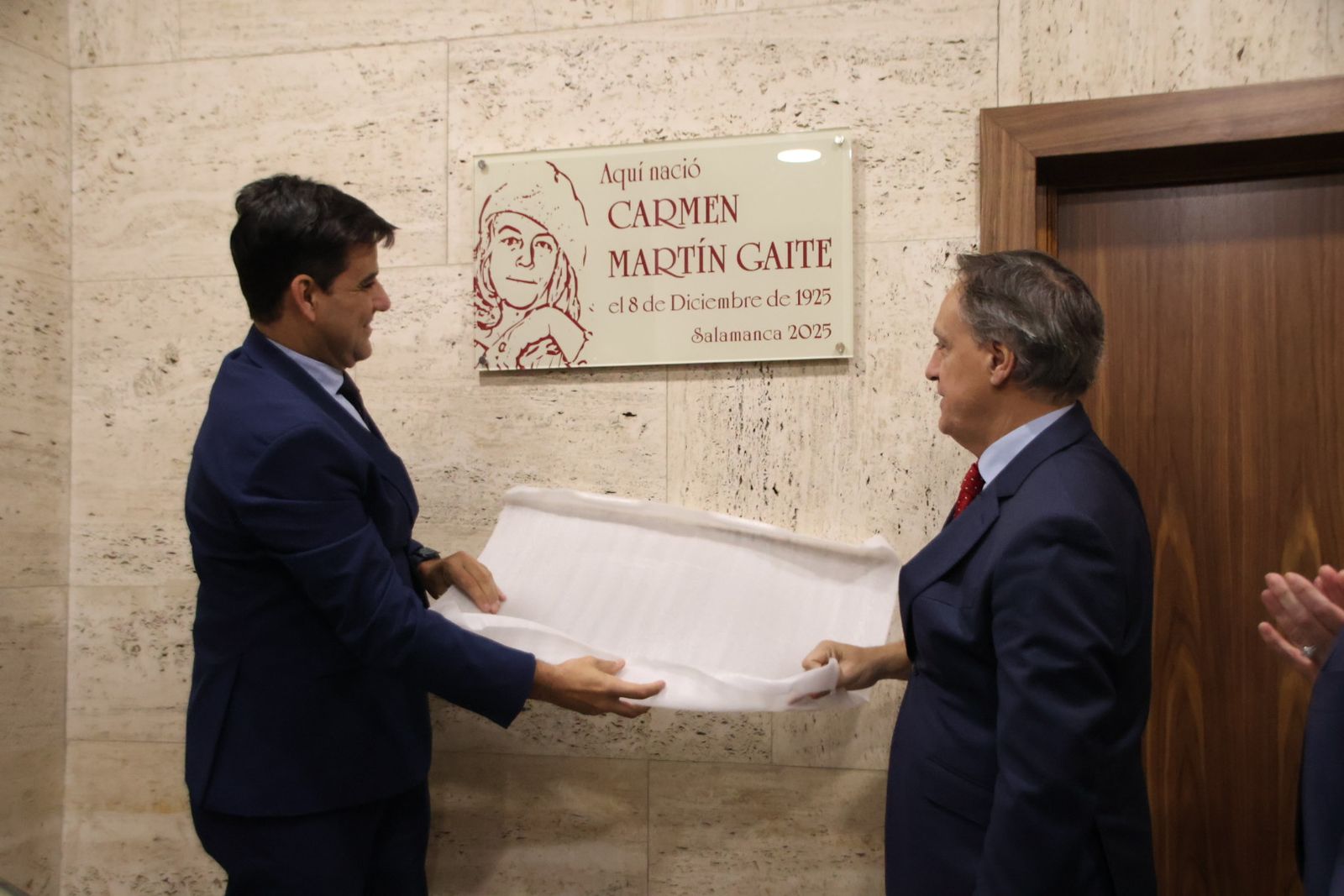 Inauguración de la placa conmemorativa por el centenario del nacimiento de la escritora Carmen Martín Gaite en el edificio de la entidad en la plaza de los Bandos