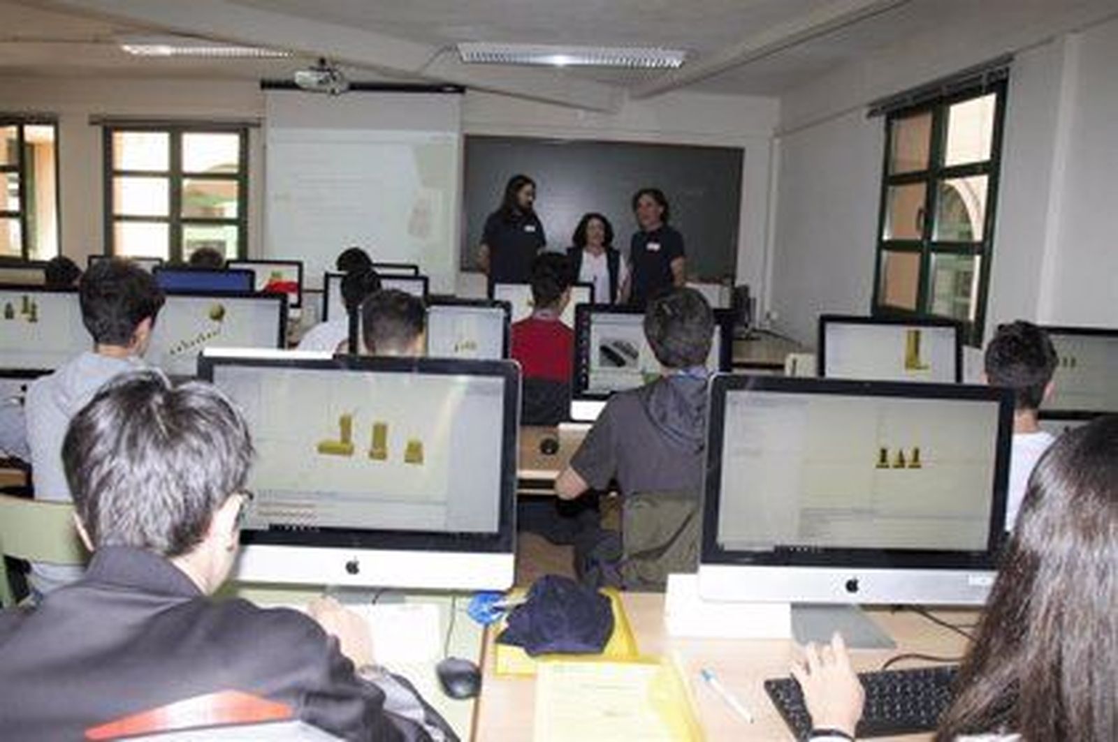 Alumnos en una clase. Foto EP