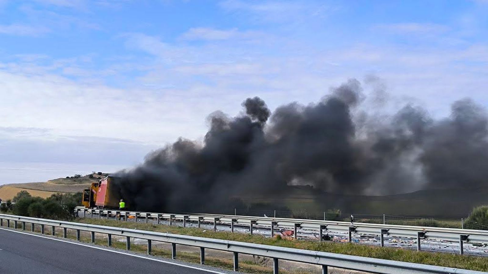 Dos camiones colisionan en la A-62 y uno echa a arder