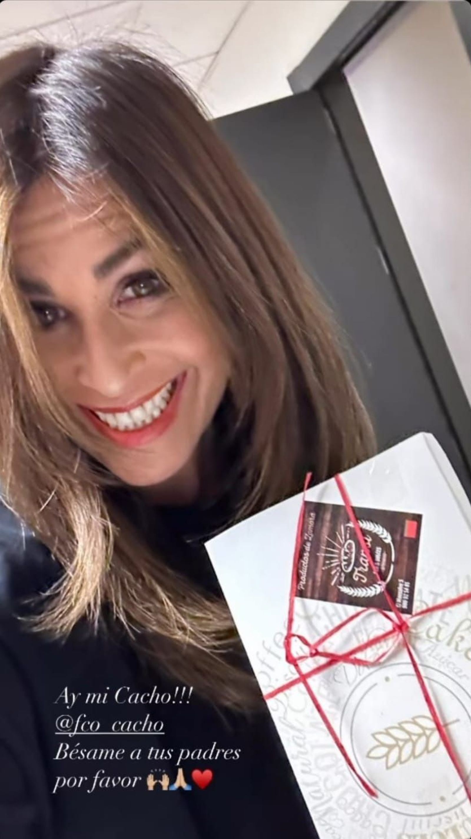 Nuria Roca luce su caja de dulces de Zamora