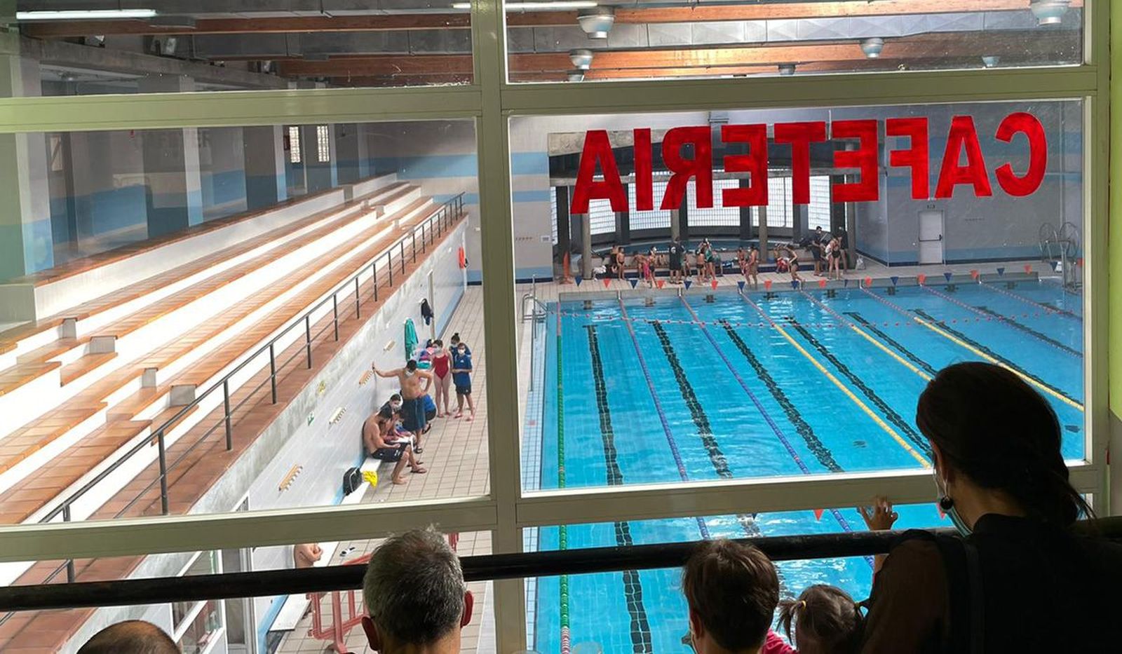 La piscina con las gradas vacías