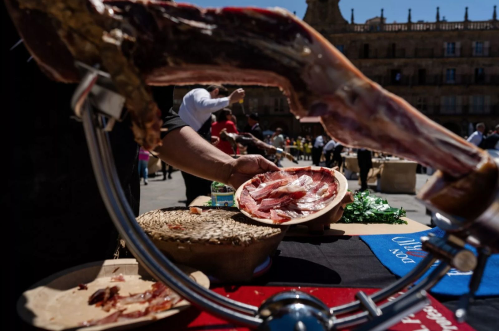 Cortadores de jamón en la Plaza Mayor de Salamanca