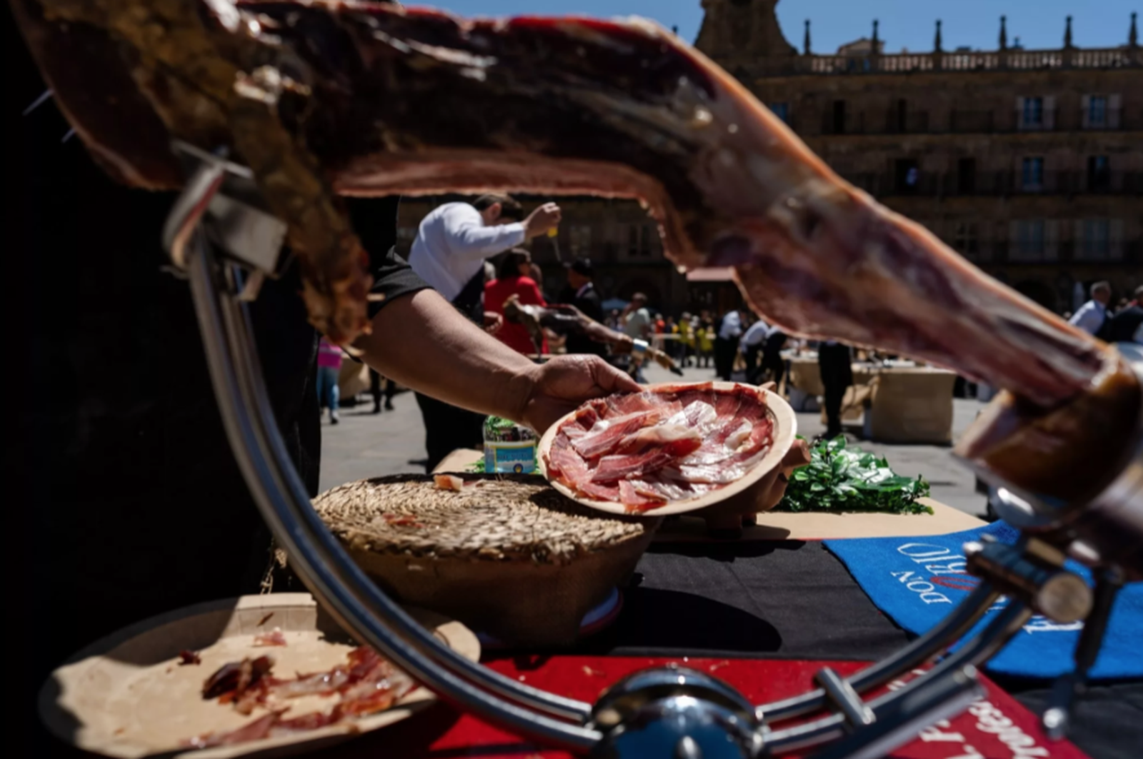Cortadores de jamón en la Plaza Mayor de Salamanca