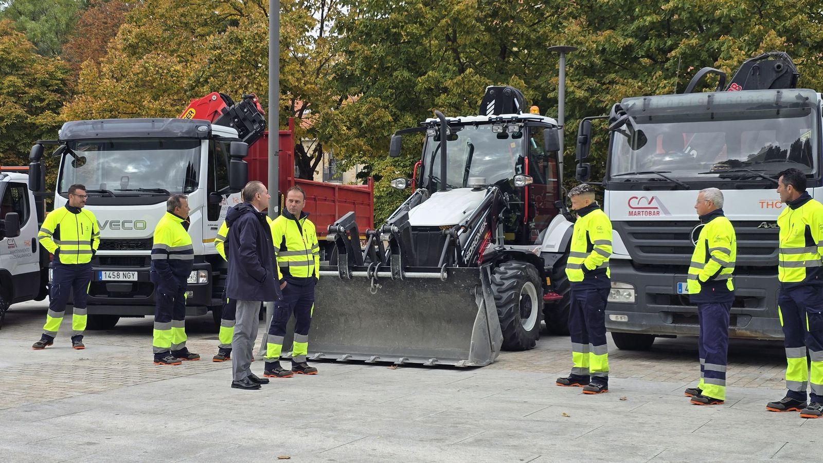 El concejal de Fomento, Fernando Carabias, presenta la nueva maquinaria para el mantenimiento de viales de la ciudad