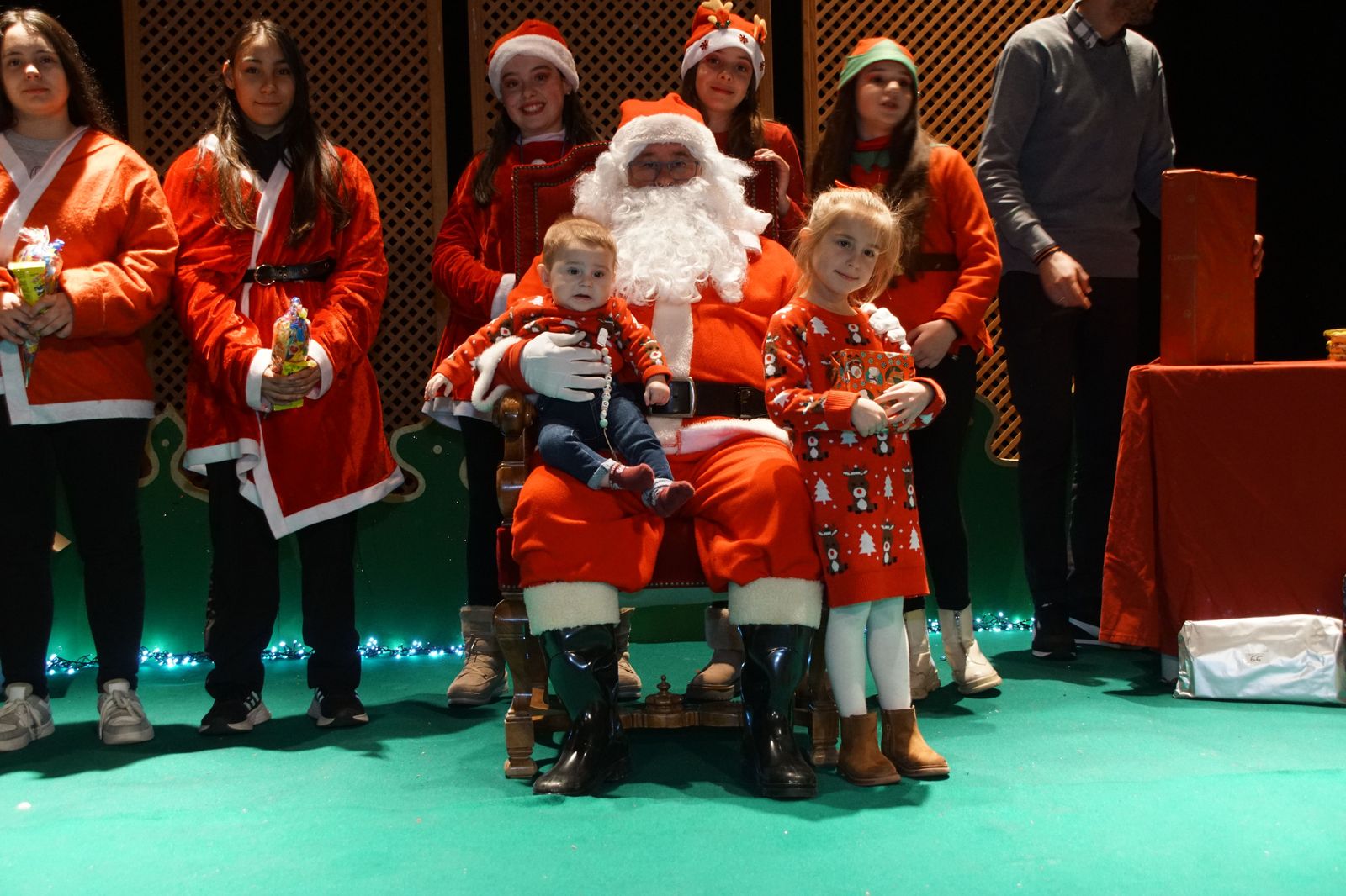 Los pequeños de Alba de Tormes reciben los regalos de Papá Noel Foto Juanes (58) Los pequeños de Alba de Tormes reciben los regalos de Papá Noel Foto Juanes (58)
