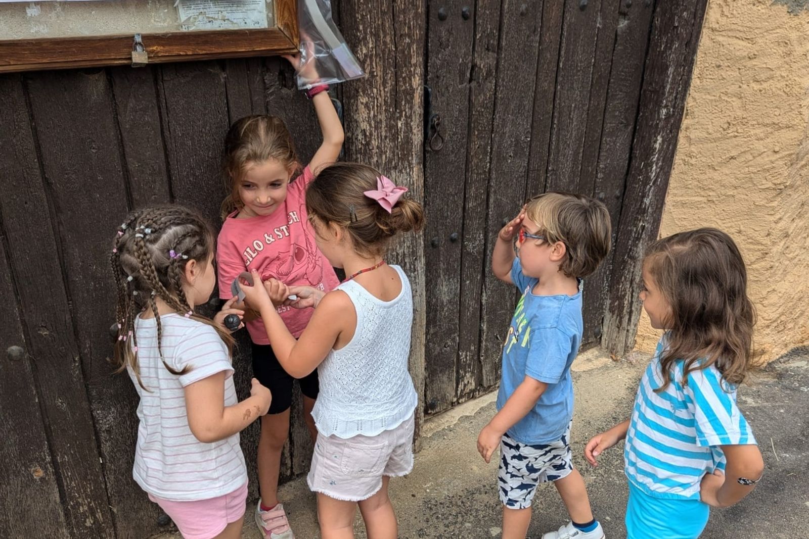 Ruta teatralizada, mural colectivo o vermut en el rio: Santibáñez de Tera vive su Semana Cultural